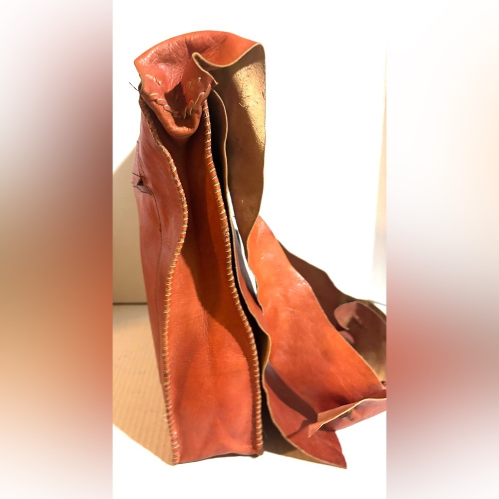 Handmade unisex Rust Leather Crossbody Bag - Picture 4 of 9